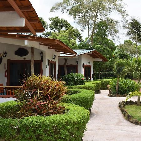 Piedras Blancas Lodge プエルトアヨラ エクステリア 写真