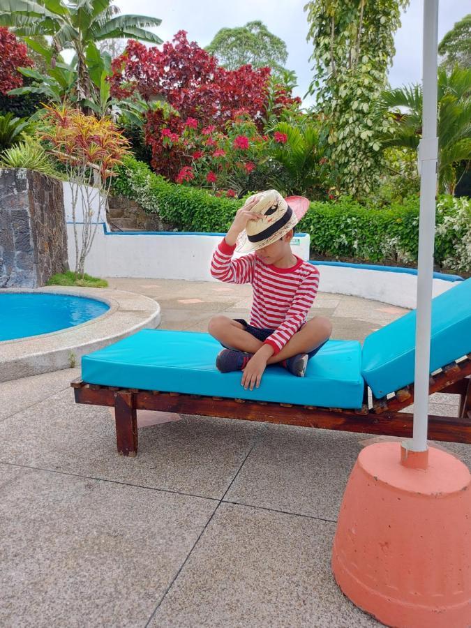Piedras Blancas Lodge プエルトアヨラ エクステリア 写真