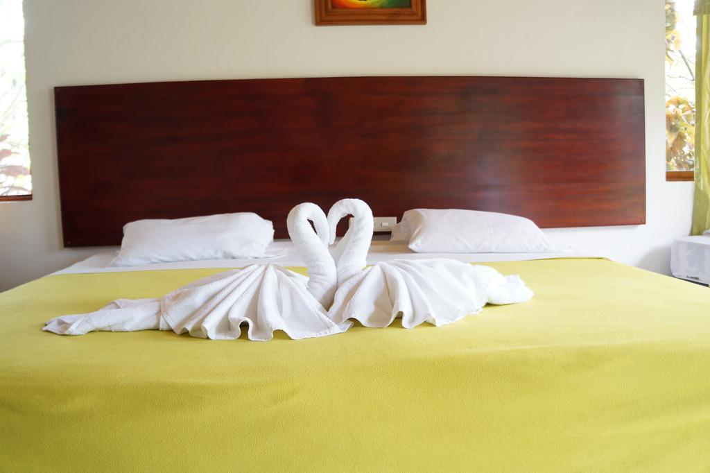 Piedras Blancas Lodge プエルトアヨラ エクステリア 写真